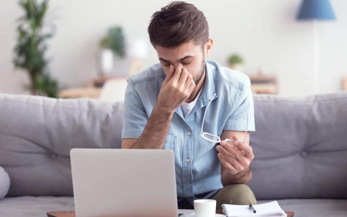 Modernes Büro mit warmem Licht und gemütlicher Arbeitsatmosphäre