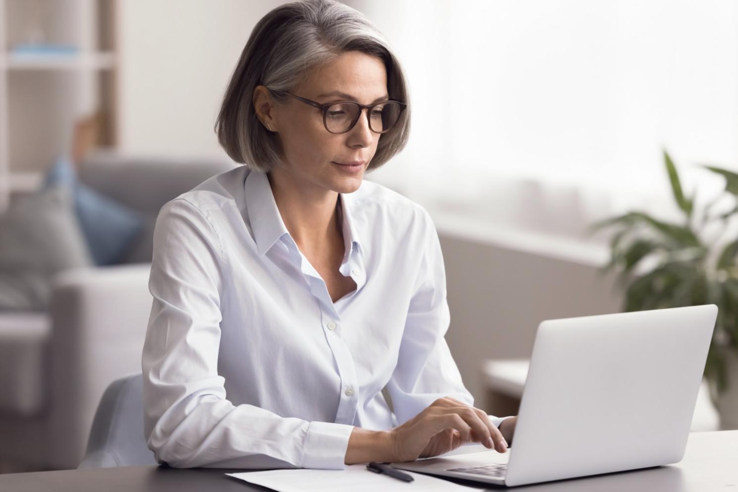 Vertrauensvolle Besprechung zwischen Berater und Kunde