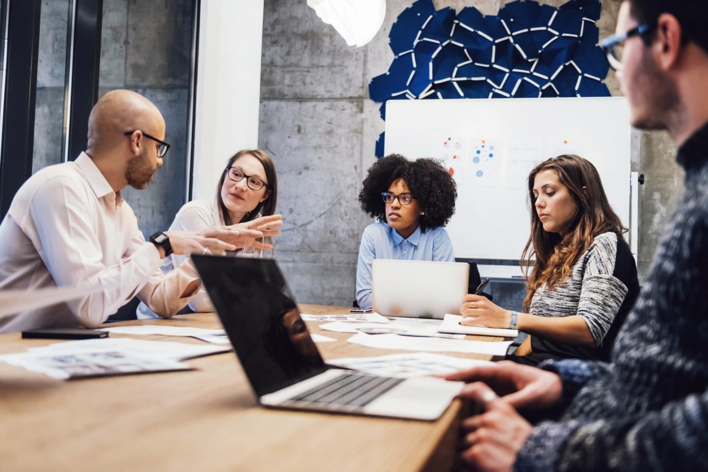 Lerngruppe beim Austausch von Strategien und praktischen Erfahrungen im Finanzsektor