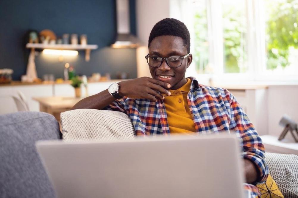 Teilnehmer arbeiten gemeinsam an Finanzstrategien und diskutieren Kundenansätze