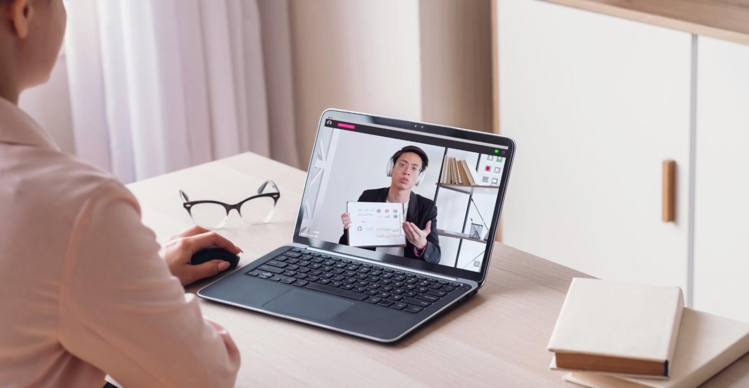 Detailaufnahme von Finanzunterlagen und Notizen auf einem Schreibtisch